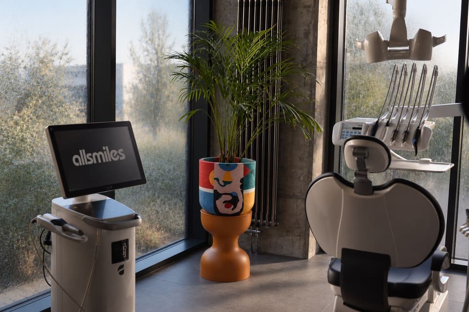 Gabinet zabiegowy allsmiles z fotelem i monitorem